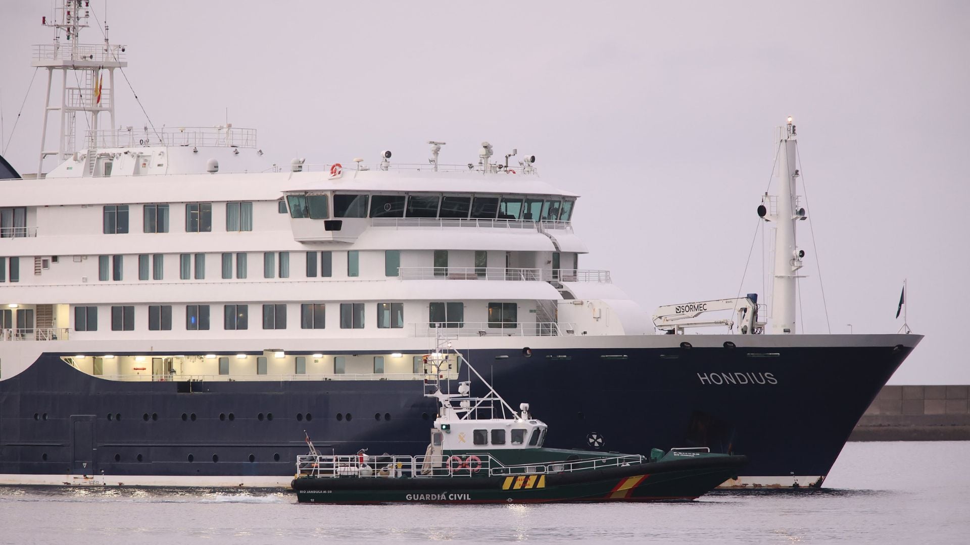 El crucero del hantavirus ya está fondeado en el puerto tinerfeño de Granadilla para arrancar el desembarco
