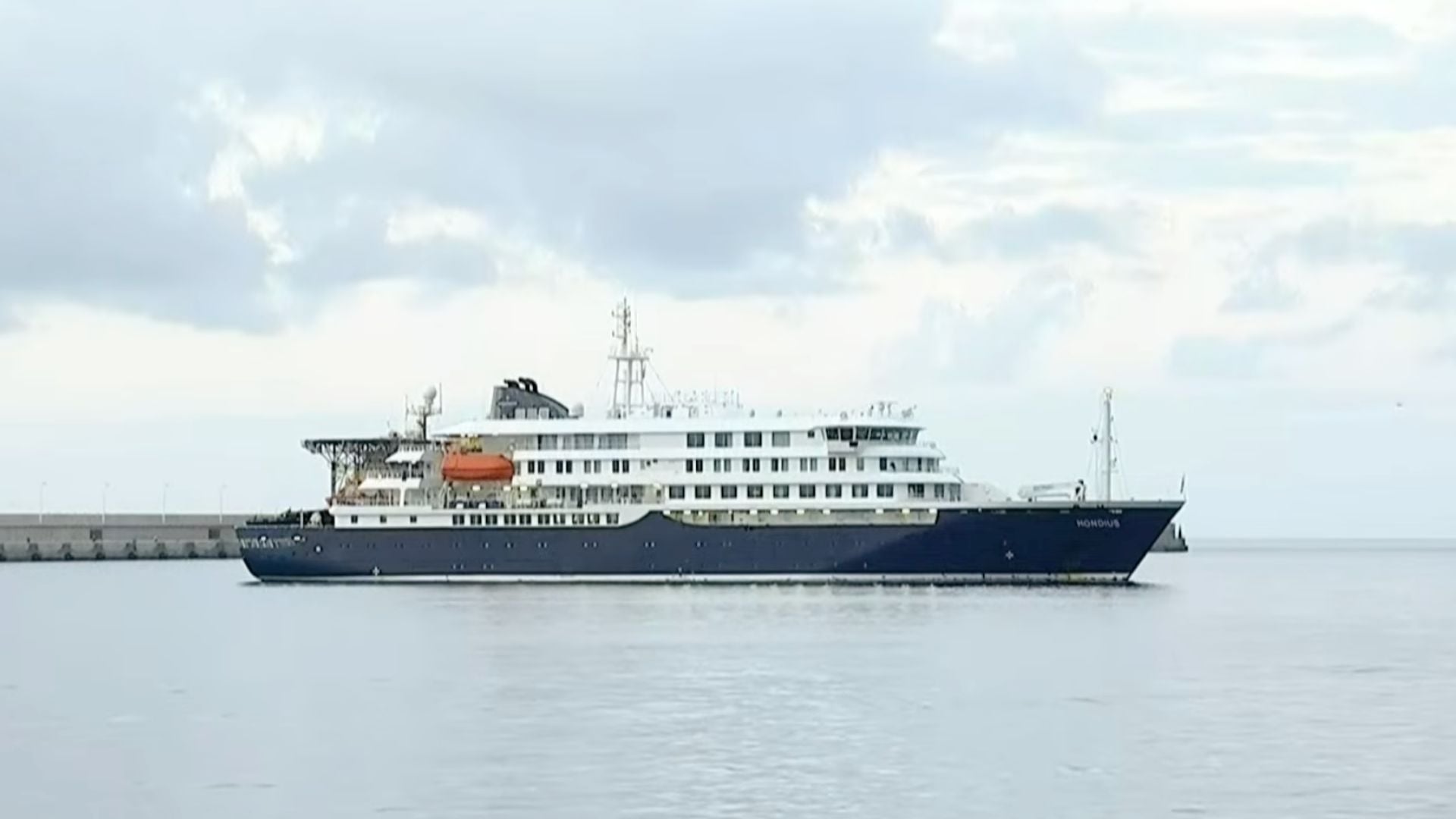 El crucero del hantavirus ya está fondeado en el puerto tinerfeño de Granadilla para arrancar el desembarco