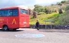 La chapuza del operativo del hantavirus: pillan a un psiquiatra de Sanidad bajando del microbús de la UME sin EPI