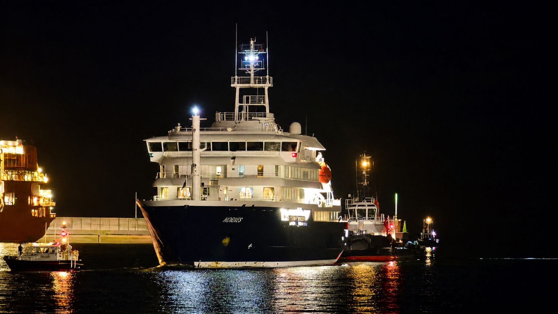 El crucero del hantavirus ya está en el puerto tinerfeño de Granadilla y arranca el proceso de evacuación