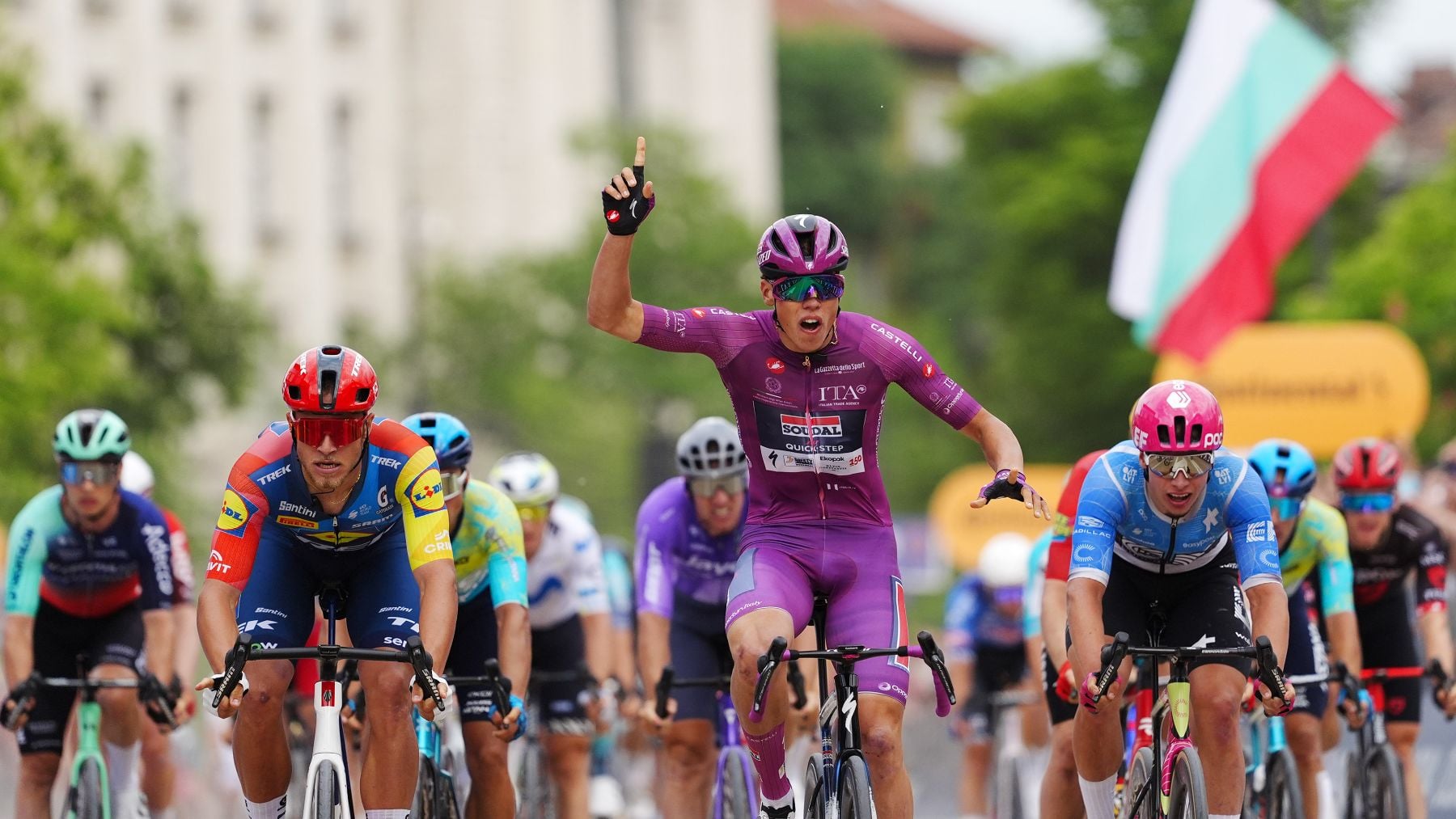 Magnier deja con las ganas a Diego Sevilla y se vuelve a llevar el triunfo al sprint en el Giro de Italia