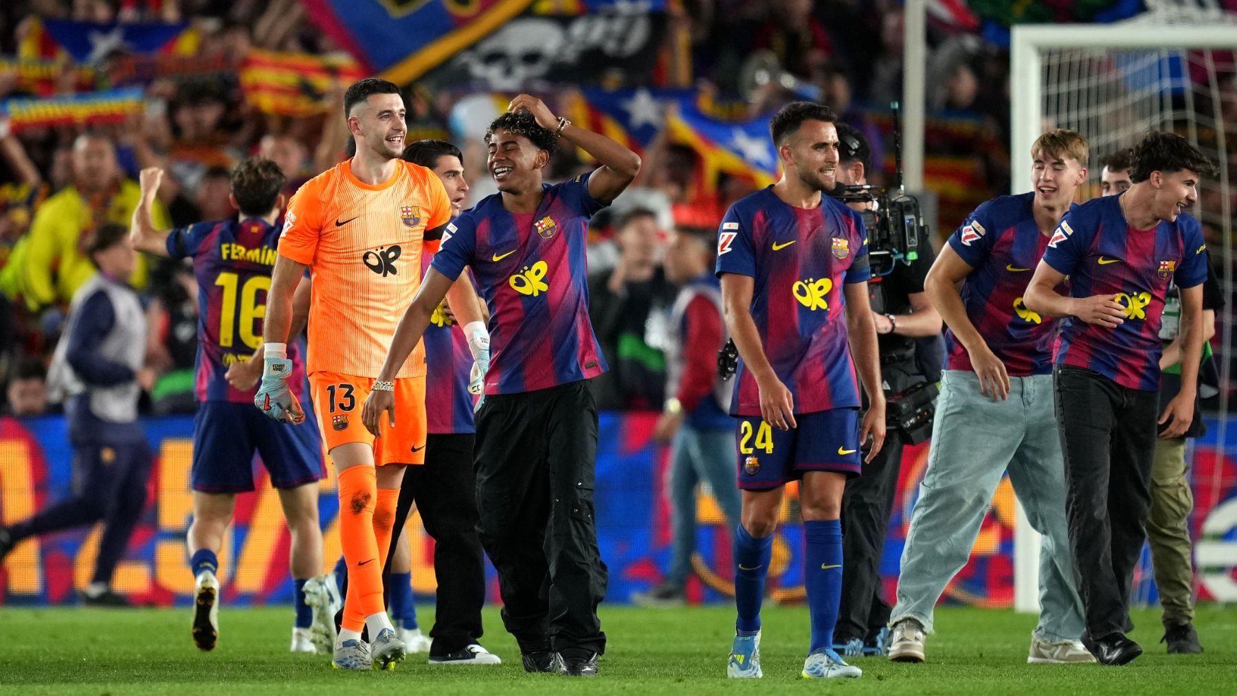 Lamine Yamal celebrando la Liga. (Getty)
