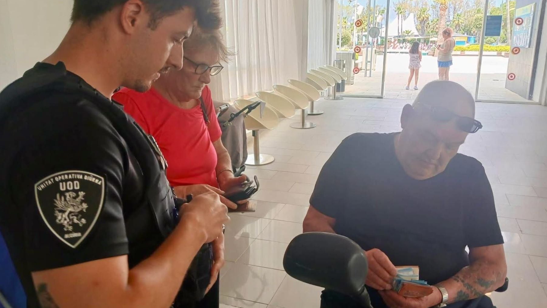 Cristina devuelve una cartera con 1.190 euros y emociona a unos turistas con discapacidad en Mallorca