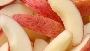 Echar sal a la manzana