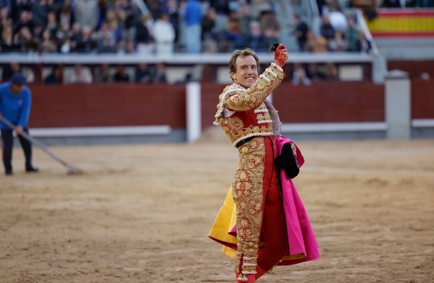 Román corta una oreja en una tarde marcada por el percance de David Galván