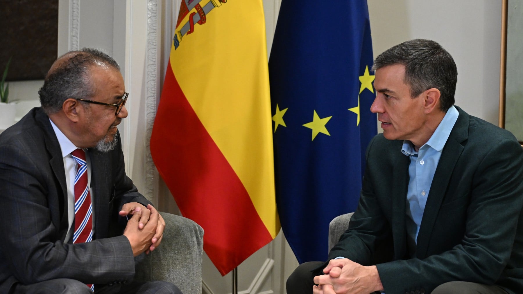 Sánchez invade la autonomía de Canarias y ordena el fondeo forzoso del crucero del hantavirus en contra de Clavijo