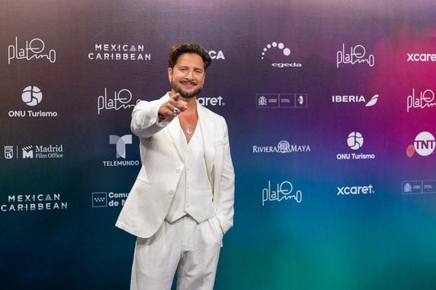 Manuel Carrasco posando de blanco