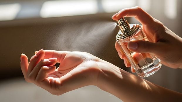 Aplicaci&oacute;n de perfume. Generado por IA. 