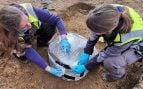 Investigadoras de Alemania envuelven el caldero que se va a recuperar con film plástico. Fuente: ALSH