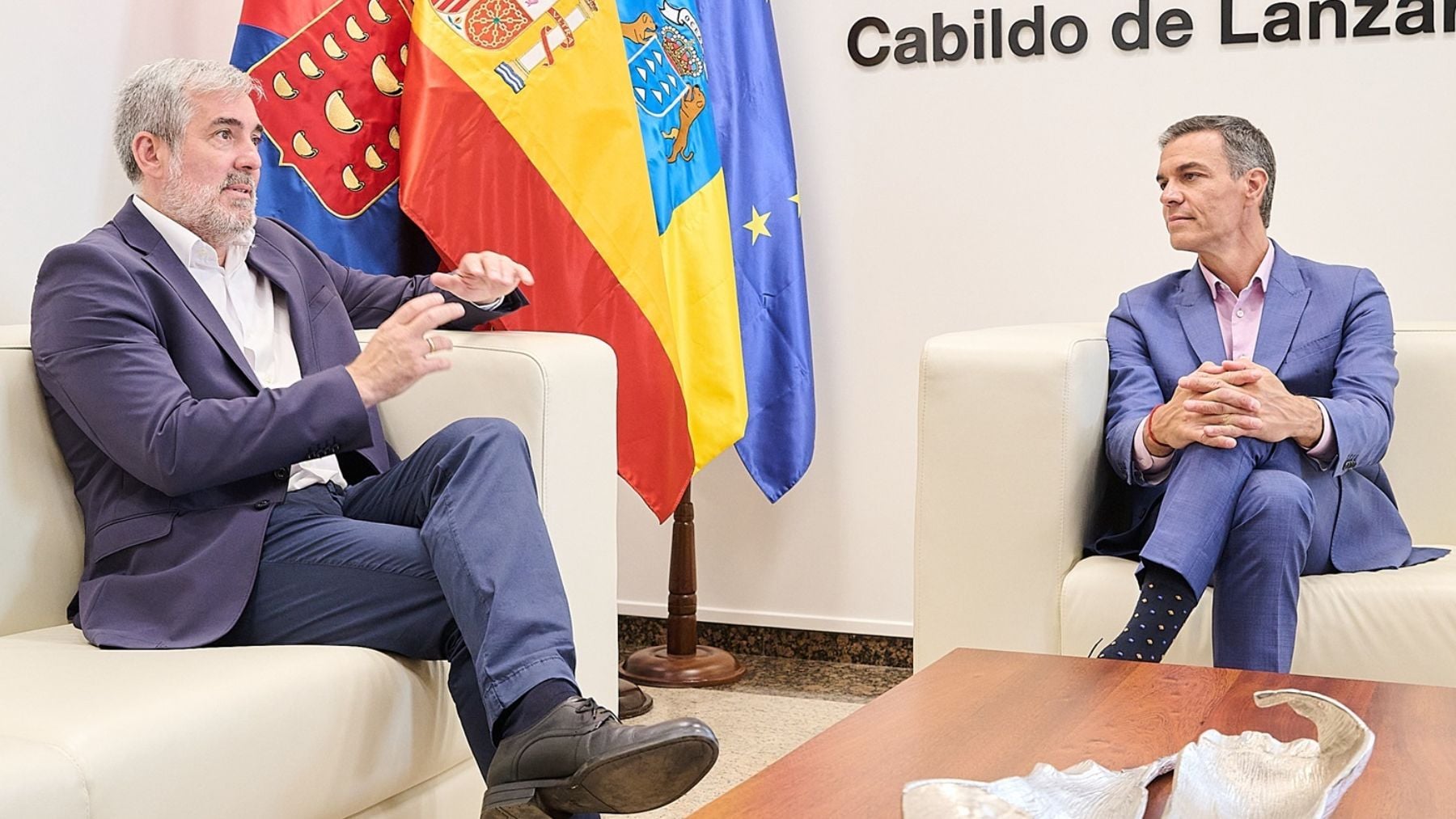 El presidente canario, Fernando Clavijo, y Pedro Sánchez. (EP)