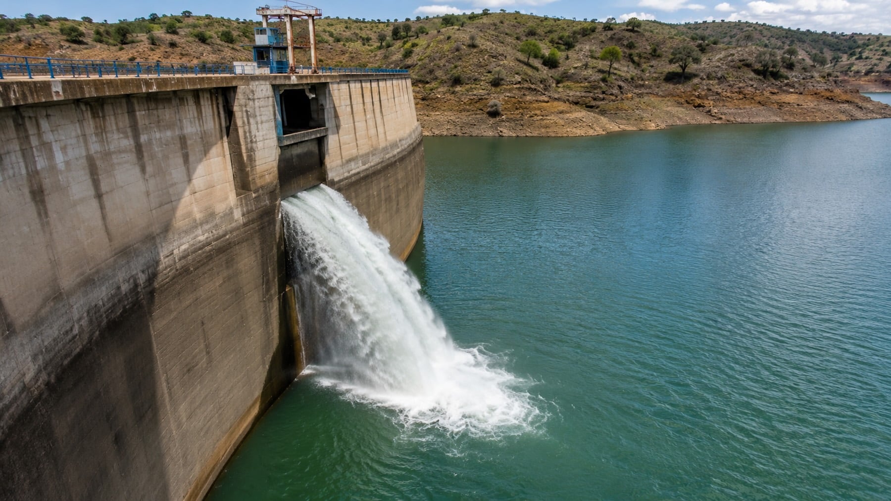 Ver para creer: el embalse extremeño que lleva un mes aliviando agua sin parar porque no baja del 100% de llenado
