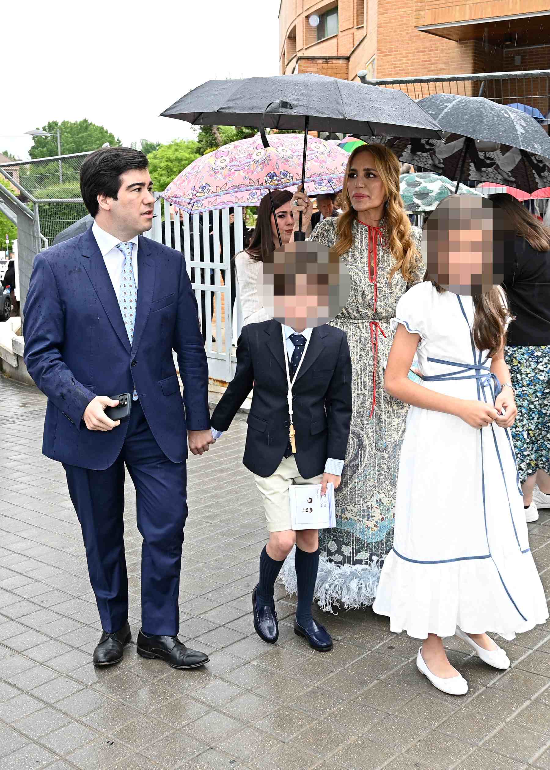 Gema Ruiz junto a sus hijos en la comuni&oacute;n del peque&ntilde;o Juan. (Foto: Europa Press)