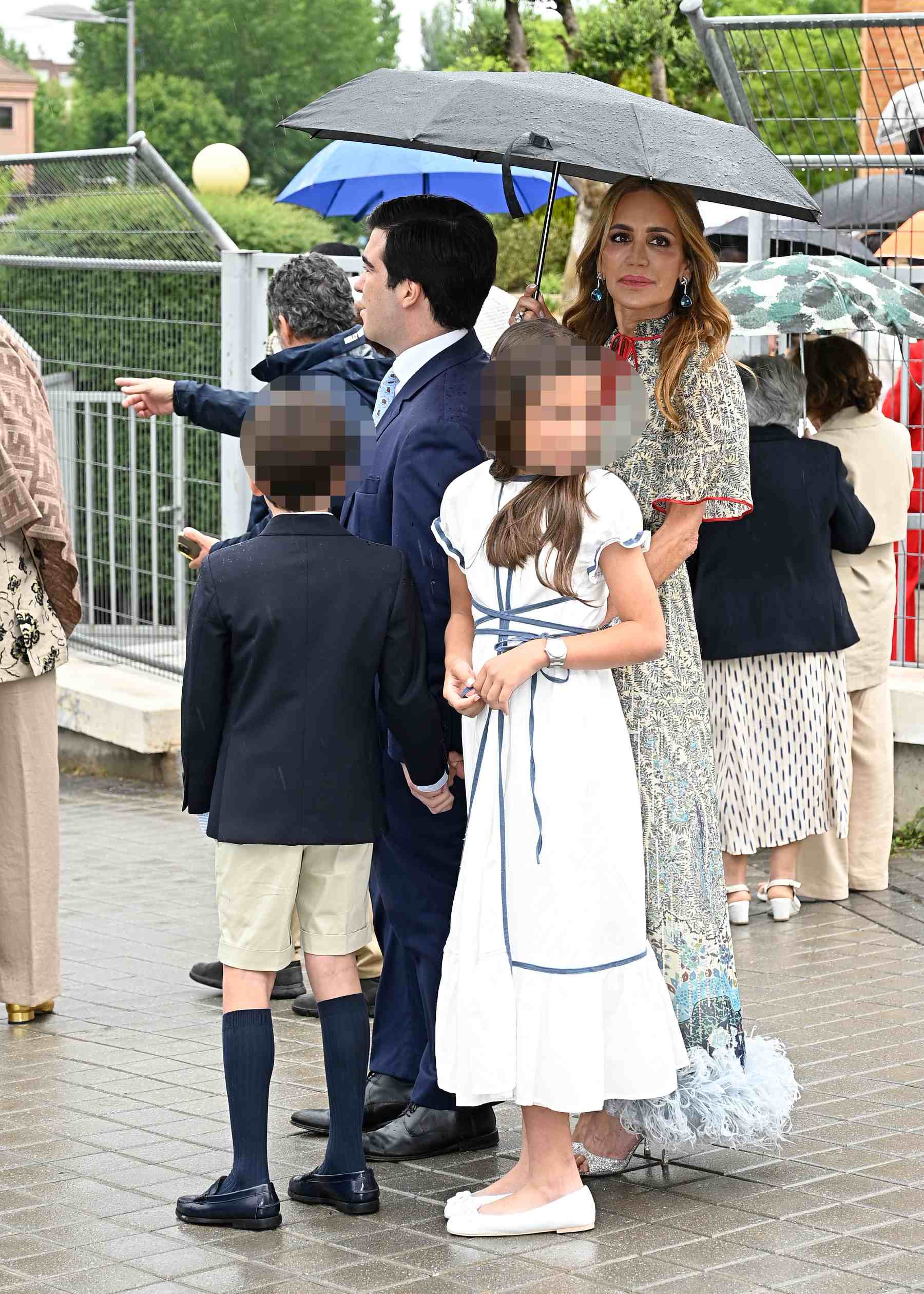 Gema Ruiz junto a sus hijos en la comuni&oacute;n del peque&ntilde;o Juan. (Foto: Europa Press)