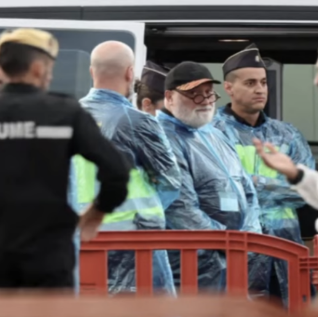 Francisco González Aguado en medio del operativo del hantavirus en el desembarco en Tenerife.