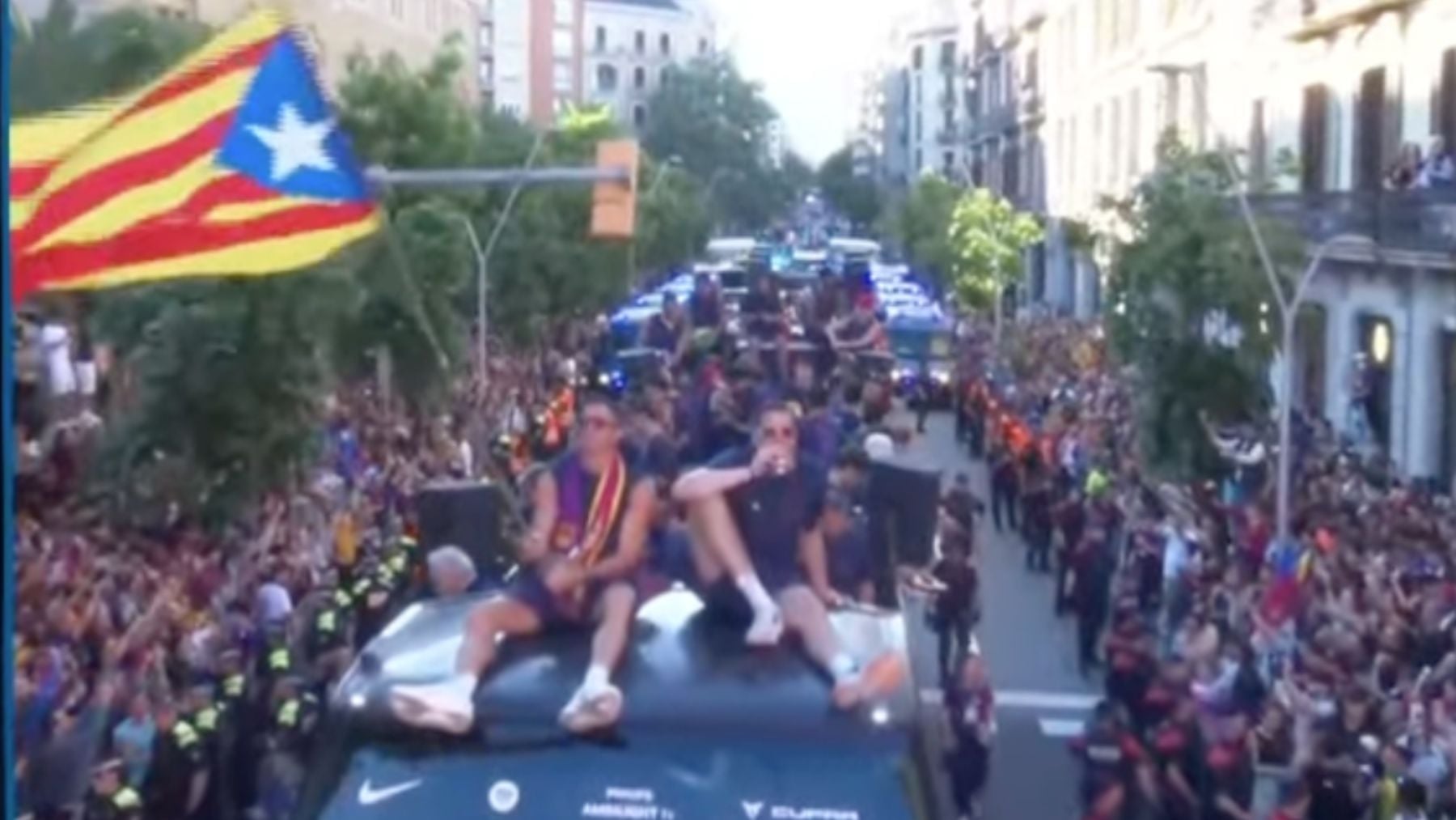 Lewandowski ondea una estelada durante la rúa del Barcelona tras ganar la Liga