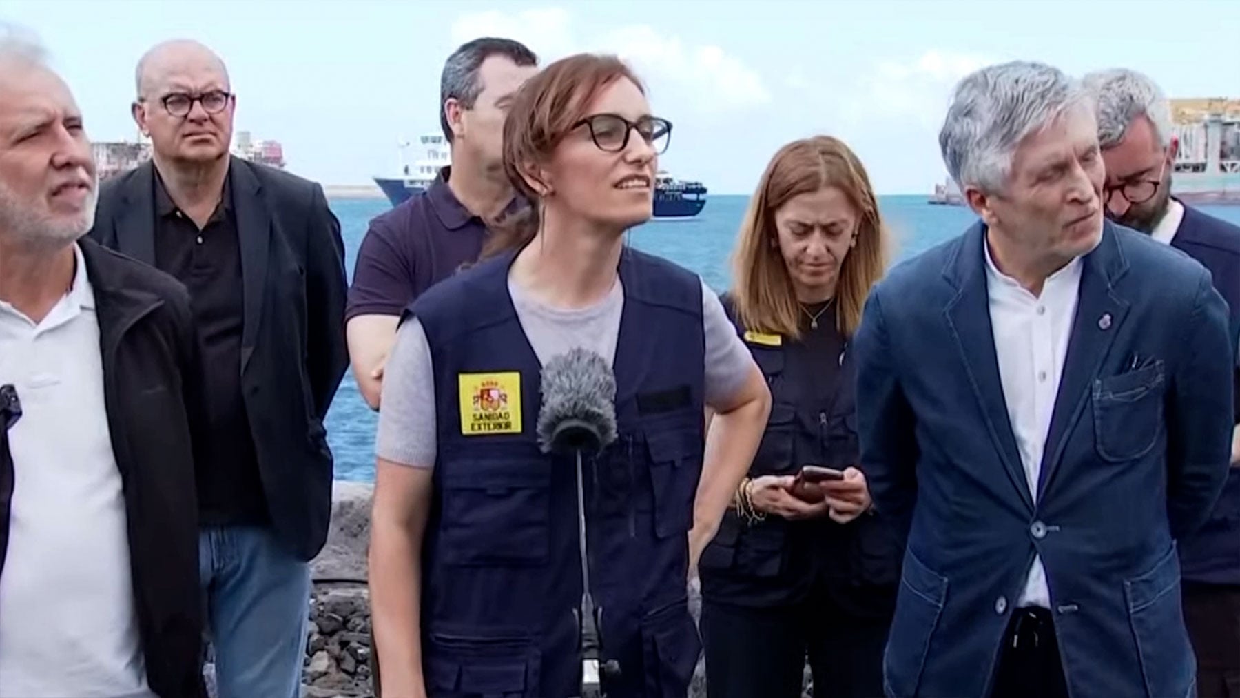 Un periodista inglés sonroja a Mónica García por desembarcar 3 contagiados sin PCR: ¿Eso es un éxito?