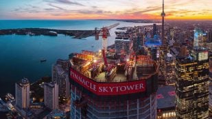Avanza la construcción del Pinnacle SkyTower en Canadá. Foto del proyecto diseñado por Hariri Pontarini Architects