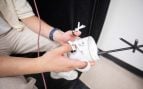 Daniel Honrales utiliza marcadores de seguimiento (los objetos en sus dedos y los que están adheridos a la taza) para capturar el movimiento en un teclado virtual. Foto: Universidad de Texas en Dallas