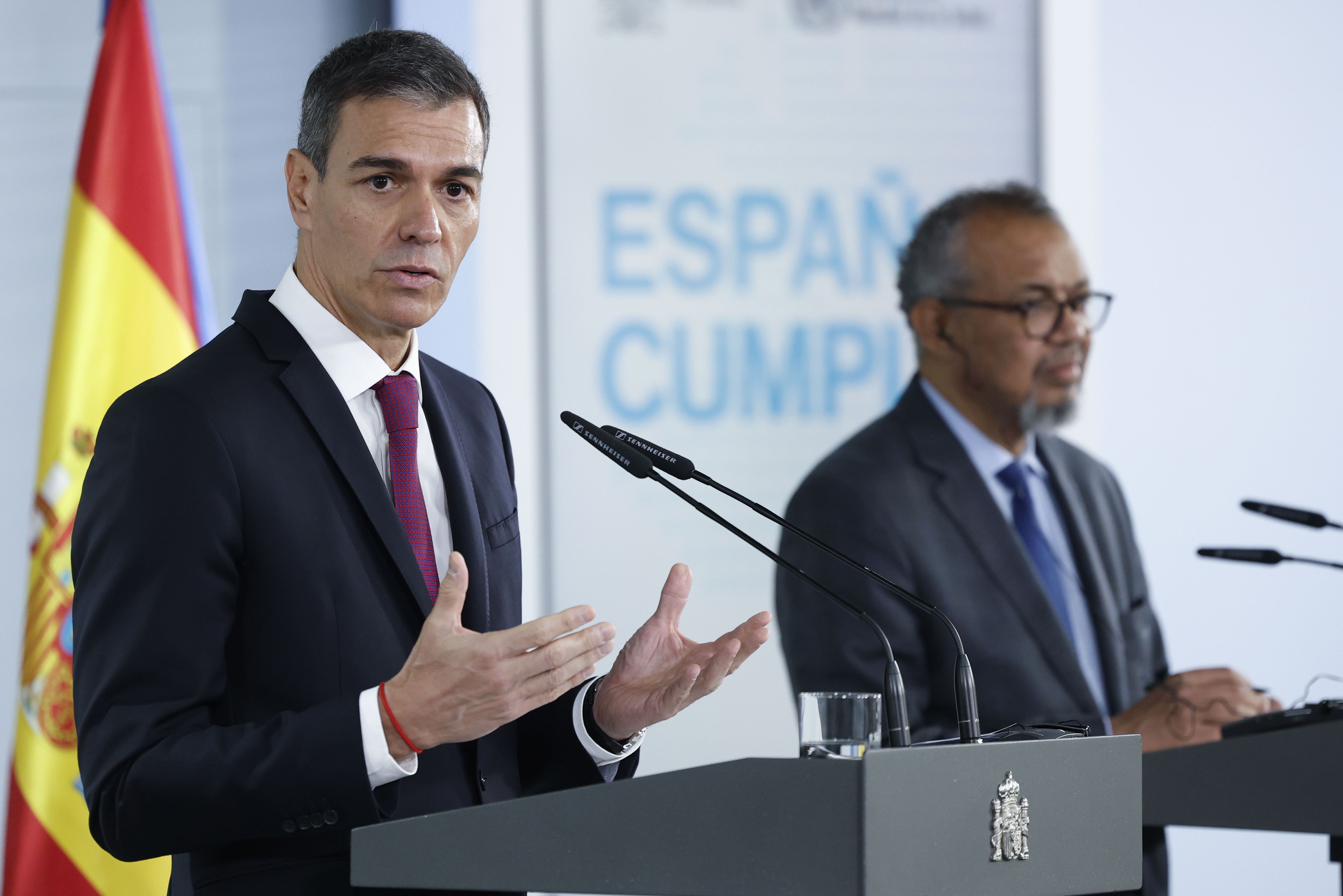 Sánchez se da un baño de automasaje y califica de éxito el auxilio al Hondius que ya deja un infectado en España