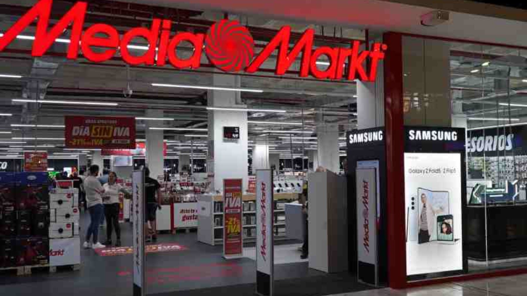 Colas en MediaMarkt por el regalo estrella en comuniones: la Switch 2 en oferta y con envío gratuito