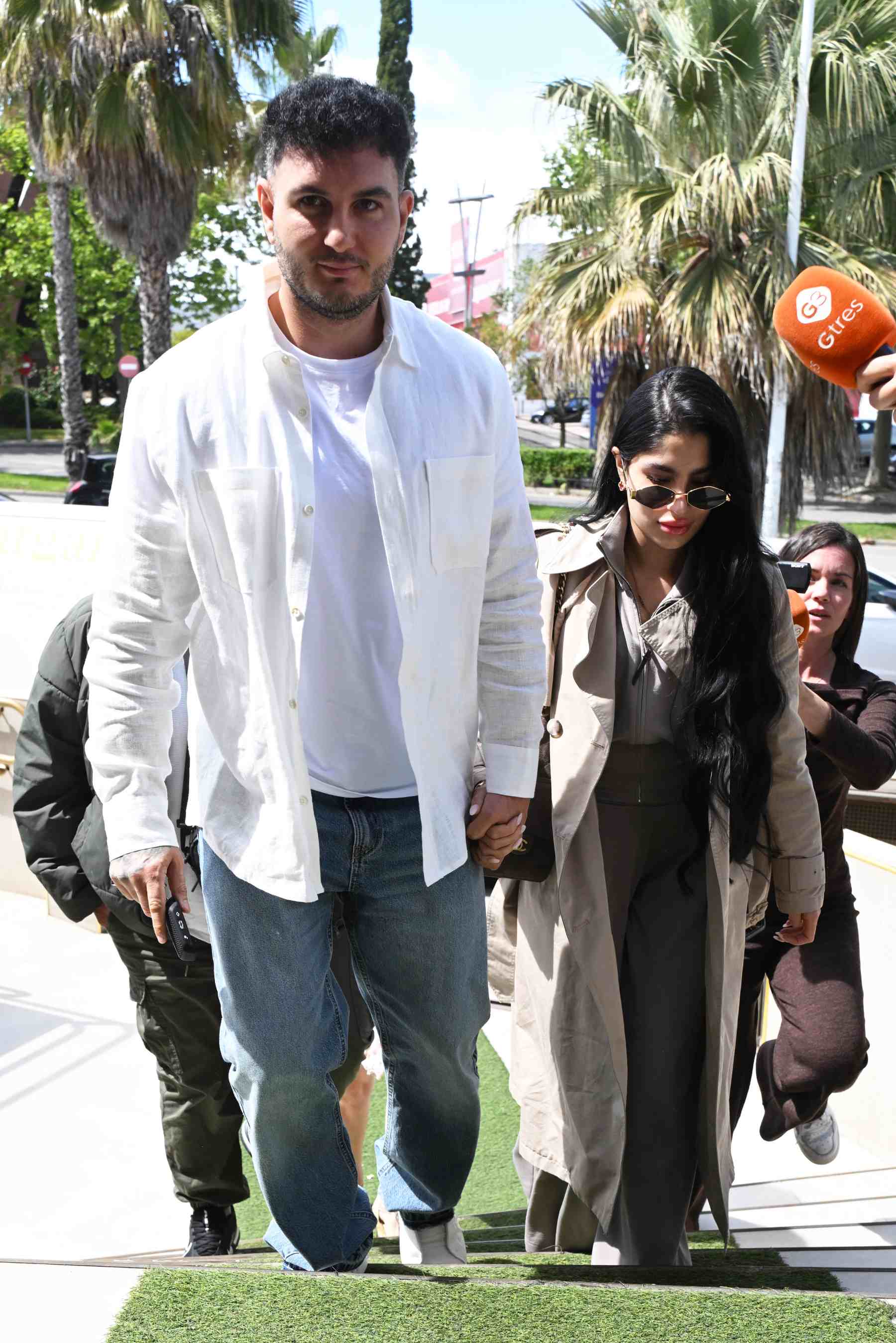 Omar Montes y Lola Romero a su llegada a un restaurante. (Foto: Europa Press)