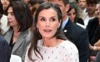 La Reina Letizia saca las ‘garras’: blusa vintage y falda de cuero para arrasar en Madrid