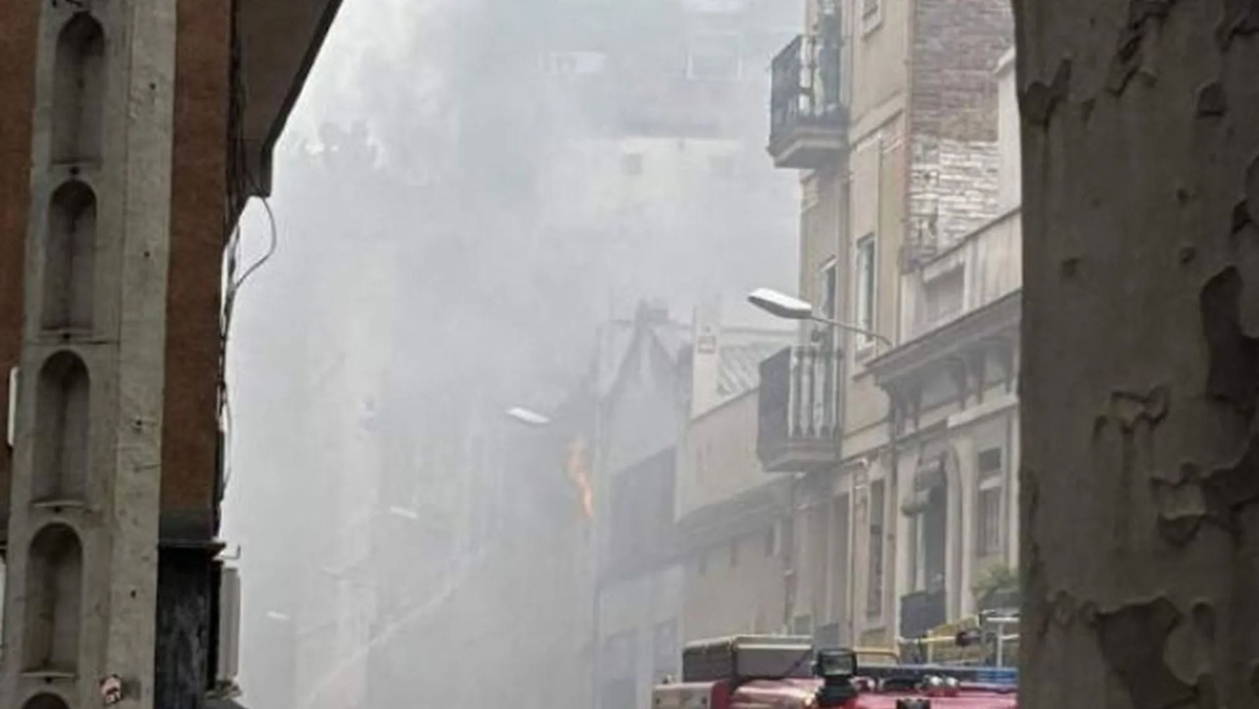 Dos heridos graves por la explosión de una bombona de gas en un edificio de Barcelona