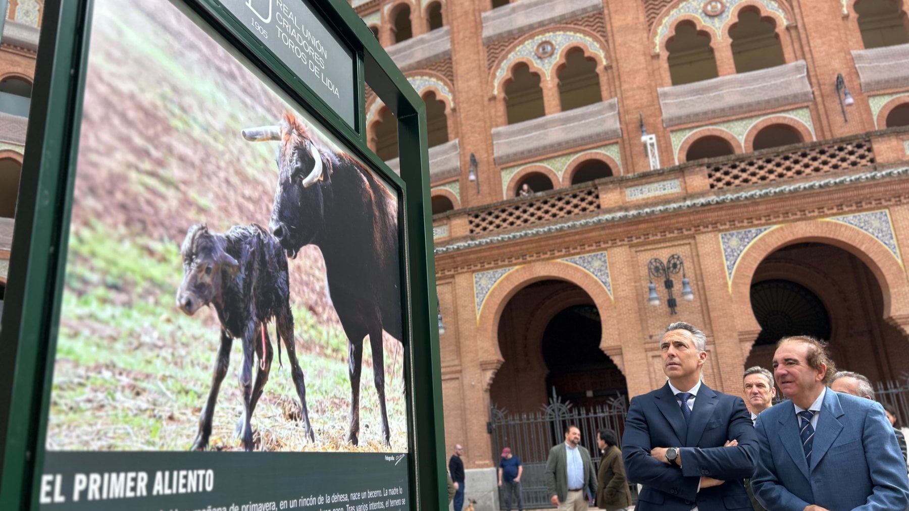 El consejero Carlos Novillo durante la visita a la exposición en la explanada de Las Ventas en Madrid. (Foto: Comunidad de Madrid).