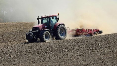 Tractor en un campo seco. Foto: Pixabay.