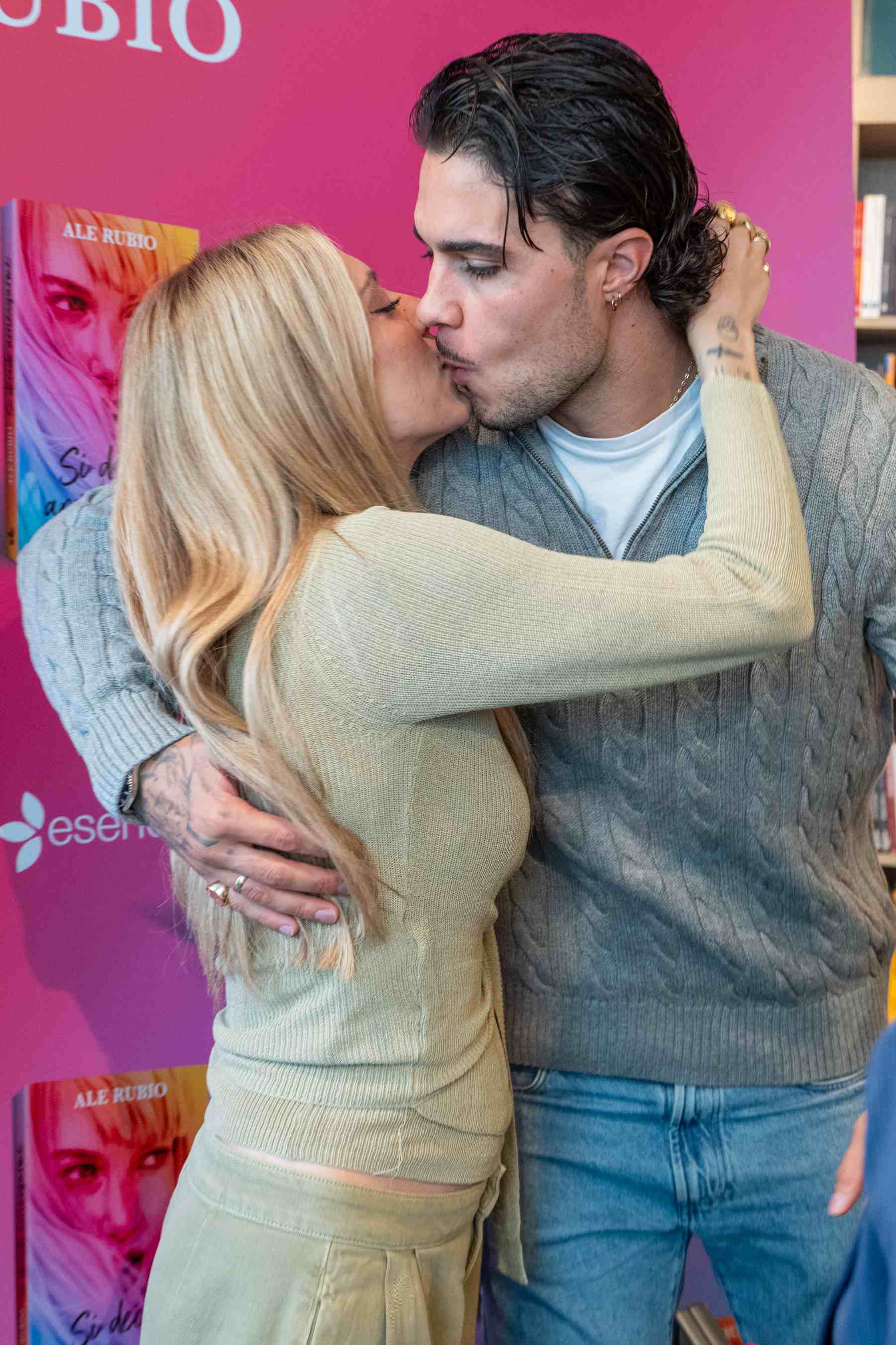 Alejandra Rubio y Carlo Costanzia en la presentaci&oacute;n de 'Si decido arriesgarme'. (Foto: Europa Press)