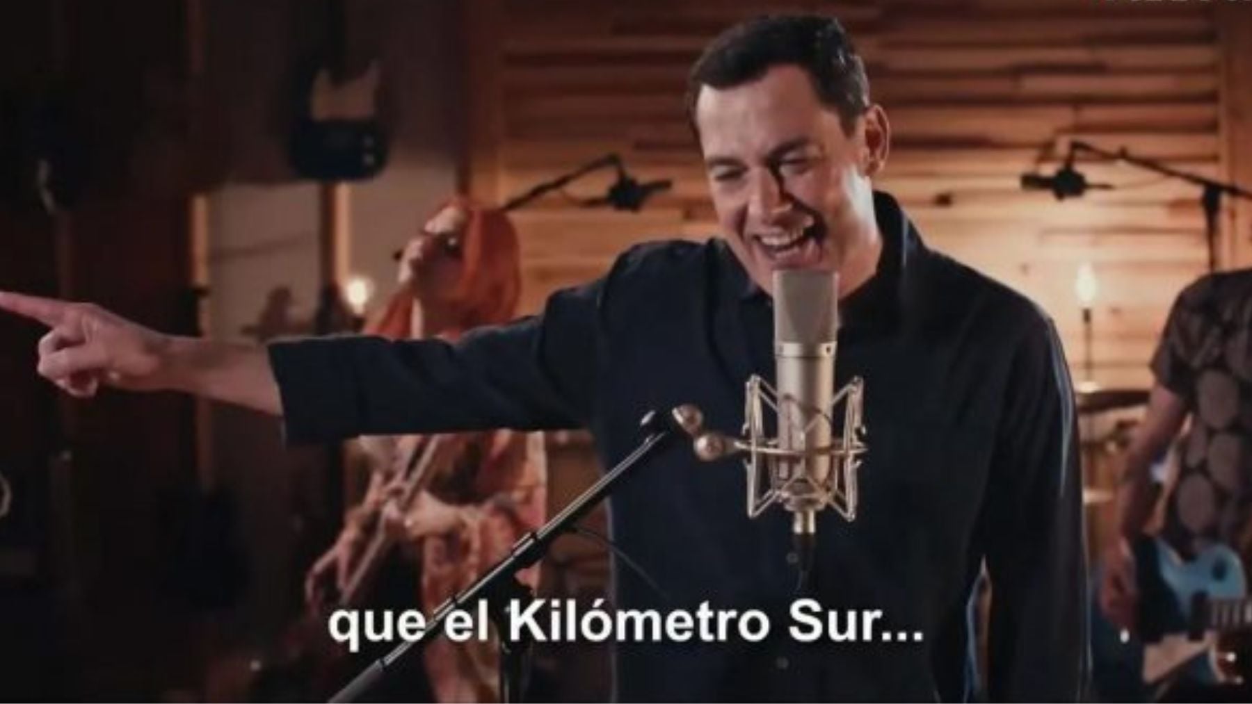 Juanma Moreno se hace cantante y pone voz a la campaña