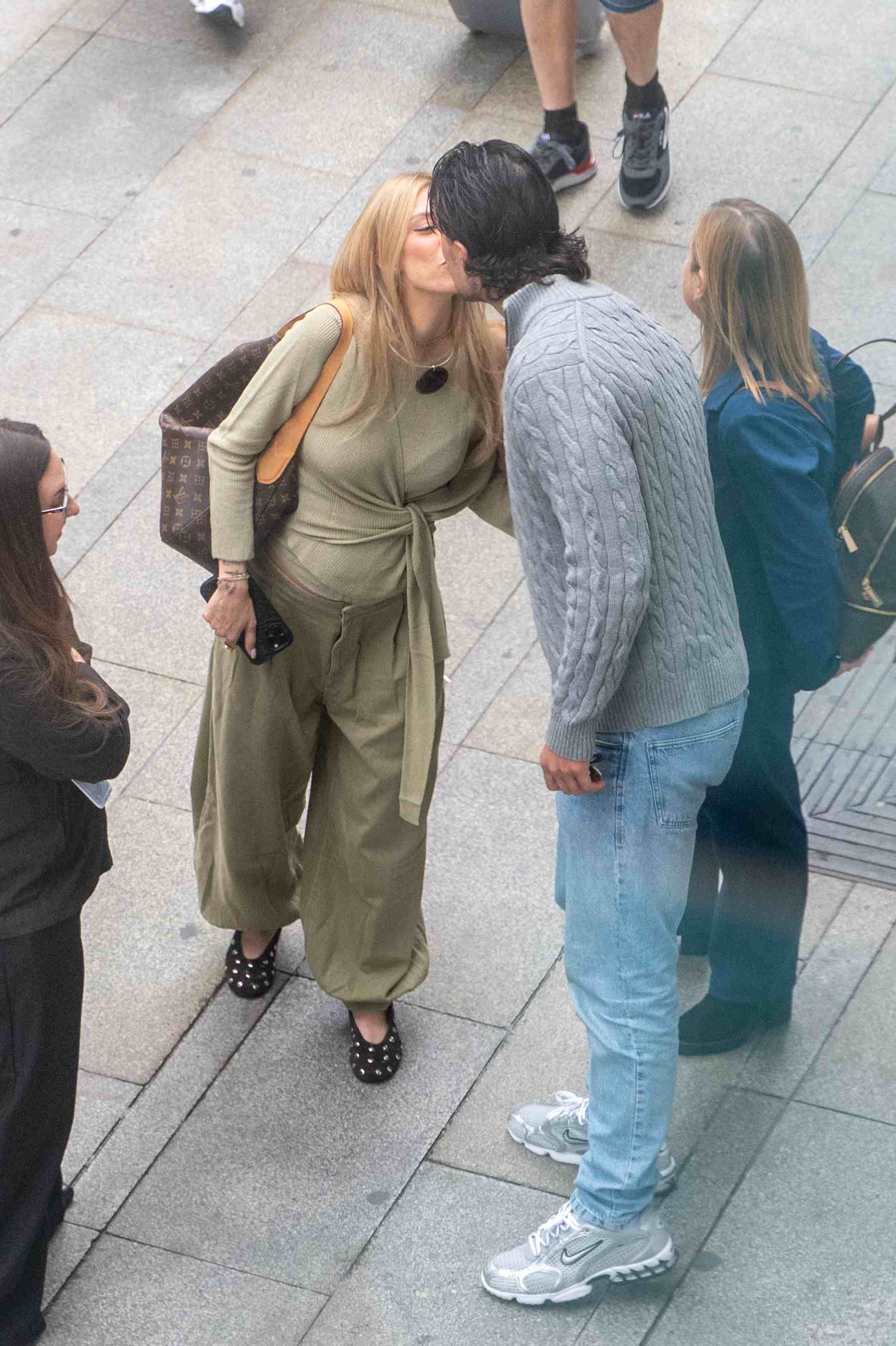 Alejandra Rubio y Carlo Costanzia por las calles de Madrid. (Foto: Europa Press)