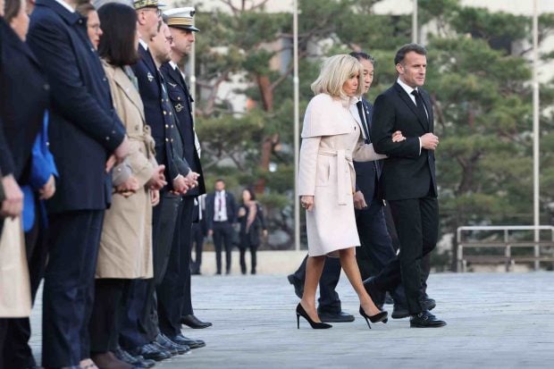 Emmanuel Macron y su mujer, Brigitte Macron, en Seul. (Foto: Getty Images)