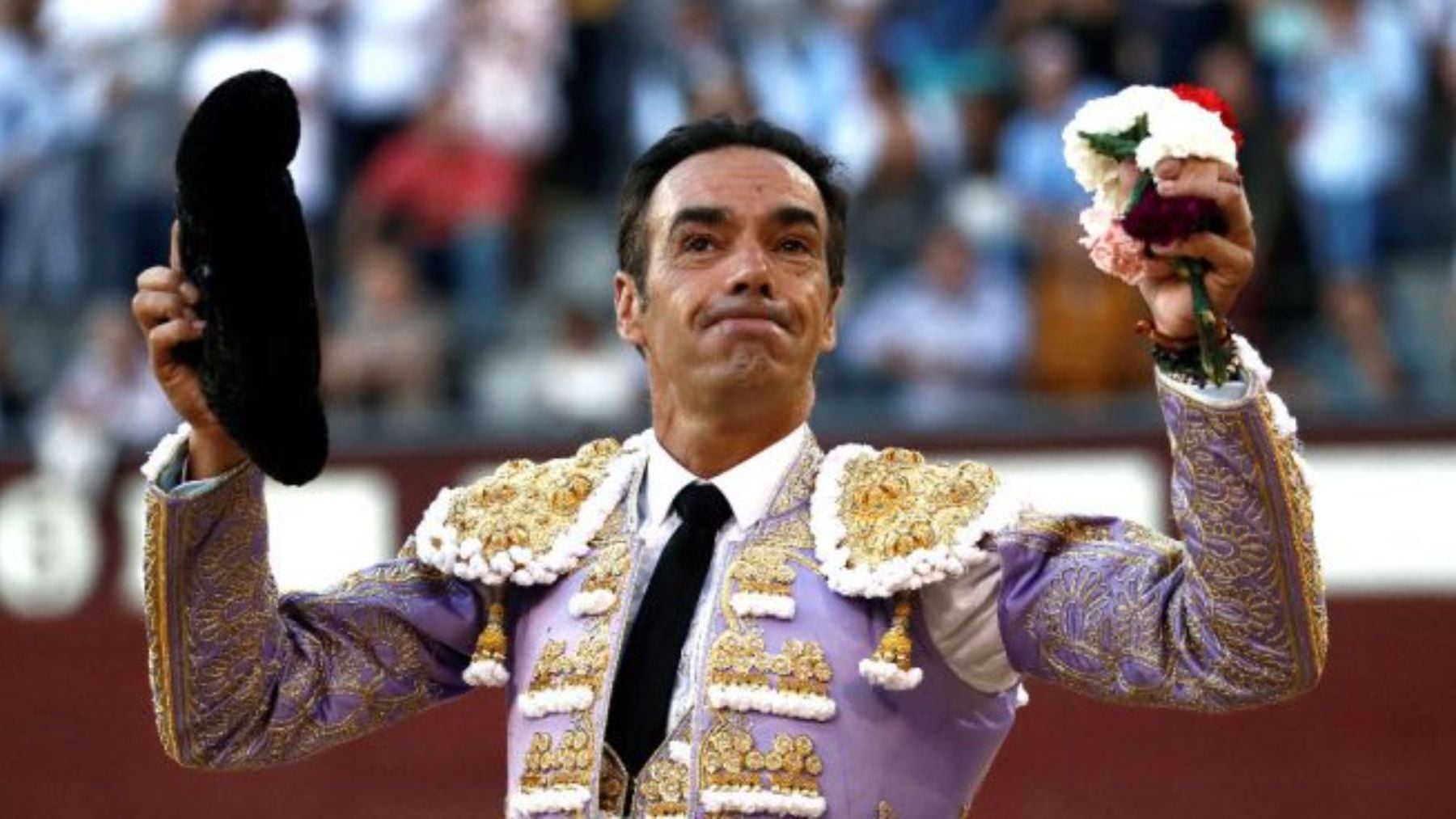 El Cid saluda a la afición este viernes en Las Ventas (Foto: EFE).