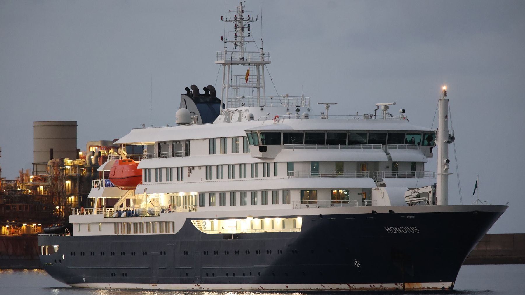 Alerta sanitaria en otro crucero: 1.700 pasajeros confinados tras la muerte de un hombre por un brote gastrointestinal