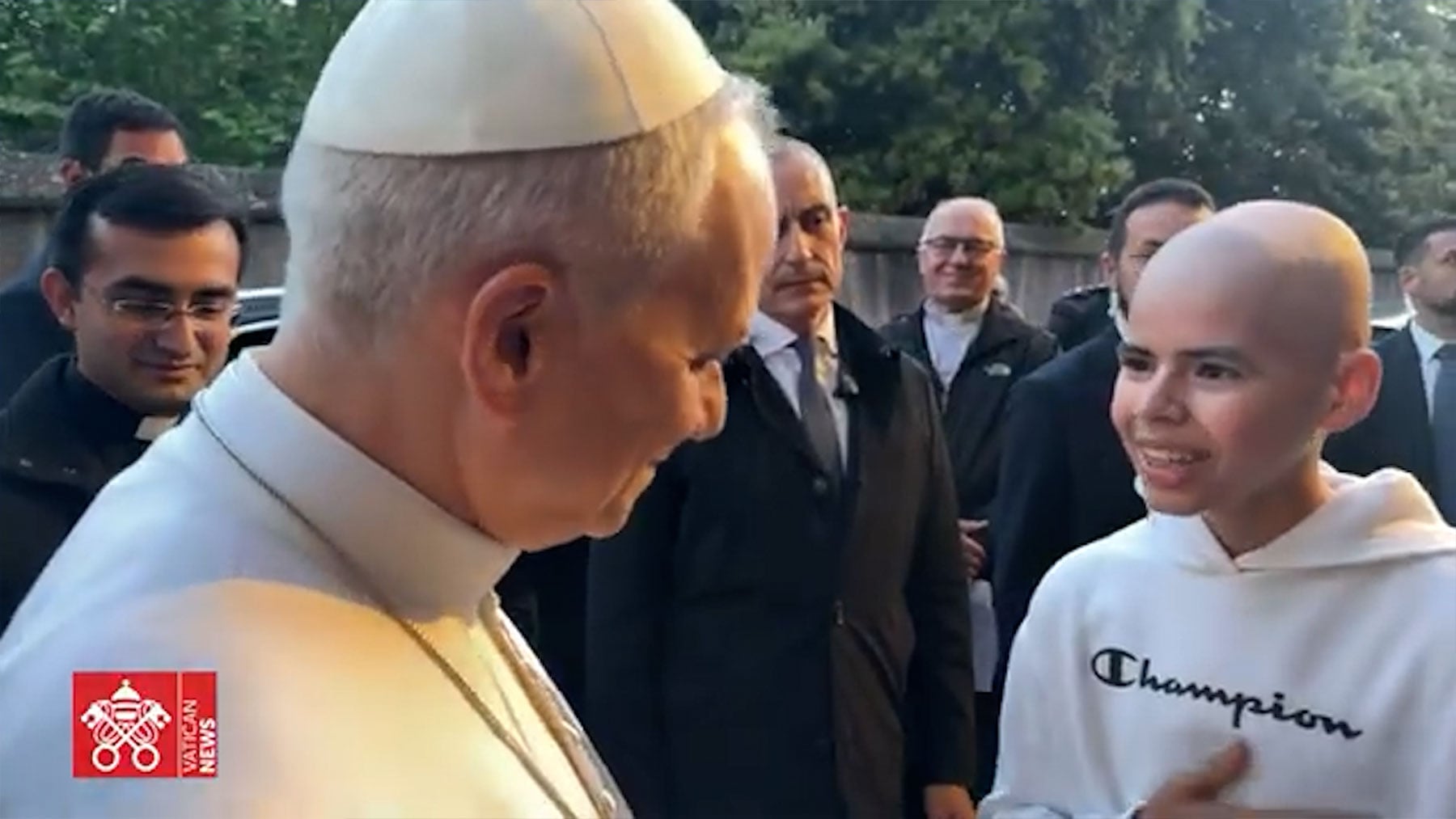 El emotivo abrazo al Papa León XIV del niño español curado de un linfoma tras el Jubileo de los Jóvenes: Estoy curado