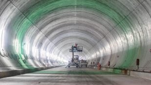 El túnel de base del Brennero, de 55 km de longitud y 64 km de longitud operativa, es un túnel ferroviario de baja pendiente, discurre entre Innsbruck (Austria) y Fortezza (Italia). Foto: Galleria di Base del Brennero - Túnel de base del Brennero BBT SE