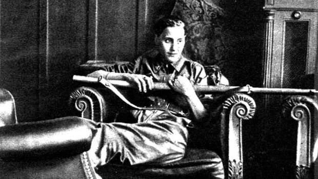 Una miliciana en un asiento del C&iacute;rculo de Bellas Artes. (Revista Estampa de 1936)
