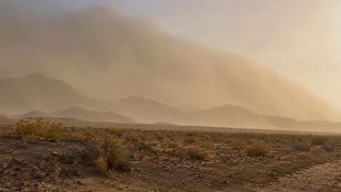 El polvo desértico calienta la Tierra, cambio climático en la Tierra, polvo en el desierto y medioambiente, problema geólogos con polvo desértico.