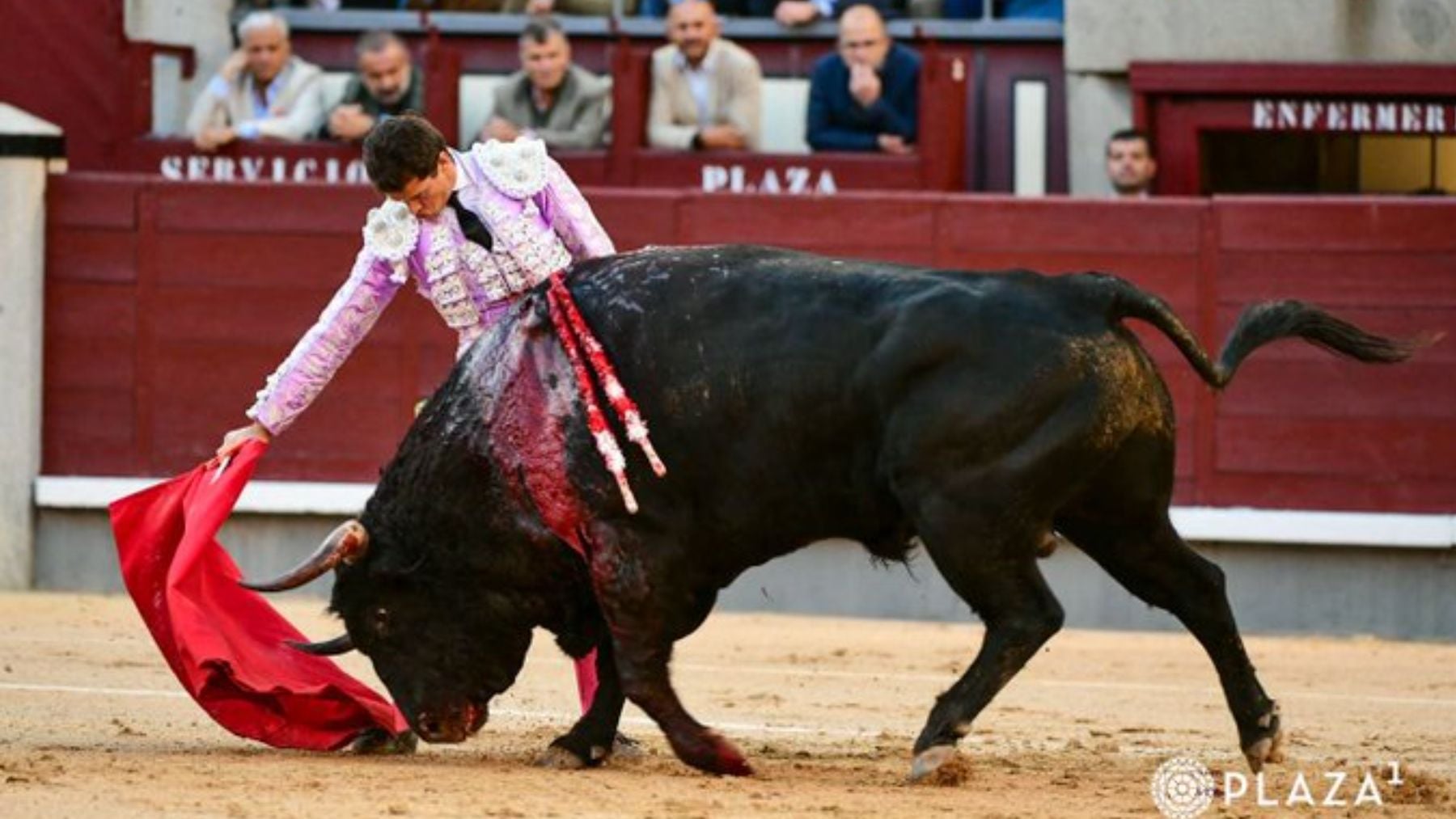 Daniel Luque levanta una tarde imposible de El Vellosino