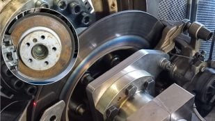 Disco de freno de acero inoxidable en una prueba de desvanecimiento. Foto: Universidad Técnica de Chemnitz / Instituto Fraunhofer de Máquinas-Herramienta y Tecnología de Formación