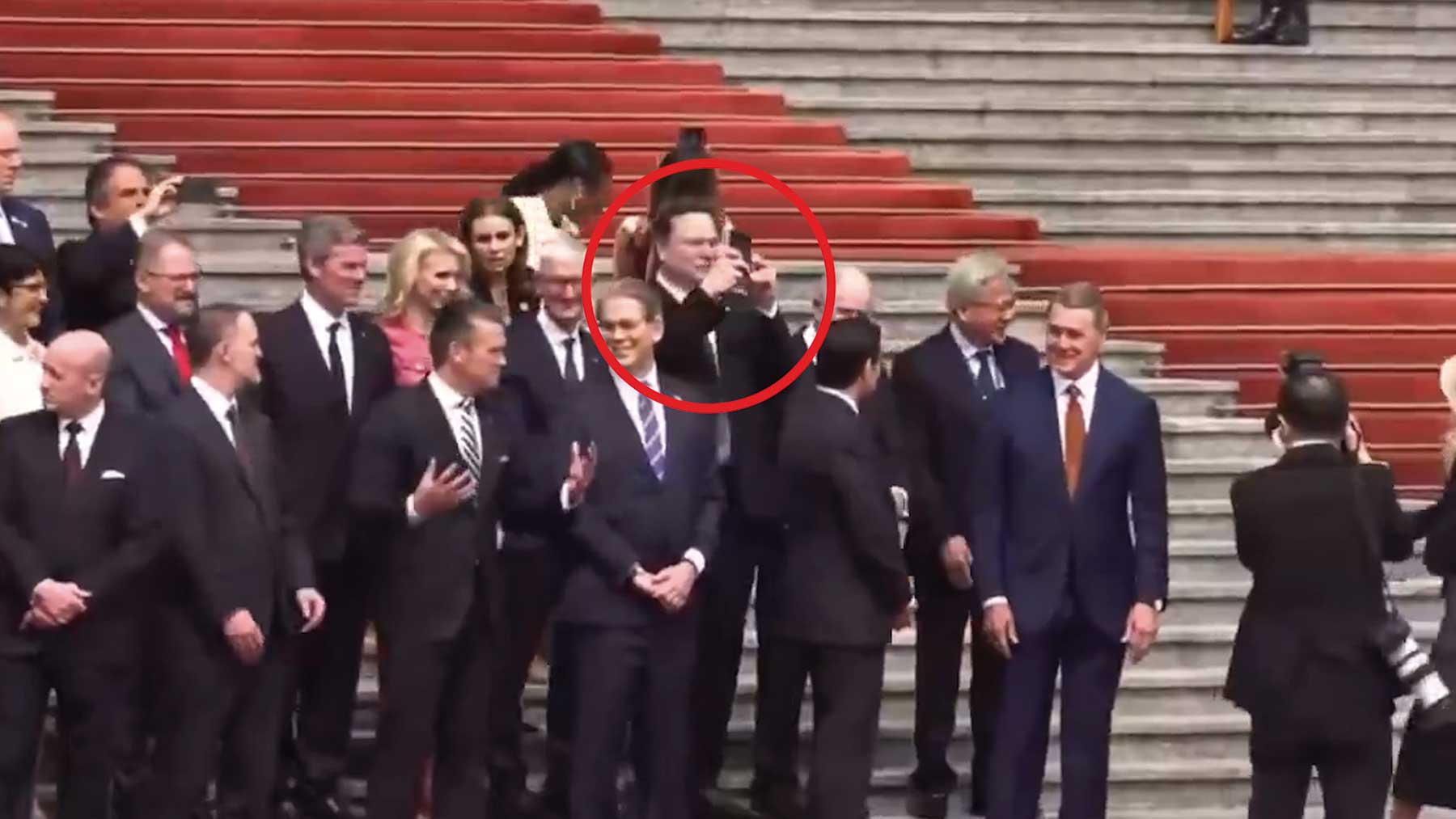 El vídeo viral de Elon Musk en China: rompe el protocolo para grabar el Gran Salón del Pueblo