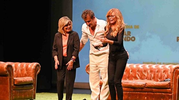 Terelu Campos, César Lucendo y Lara Dibildos durante la obra que protagonizan 'Santa Lola' en el Teatro Zorrilla. (Foto: Europa Press)