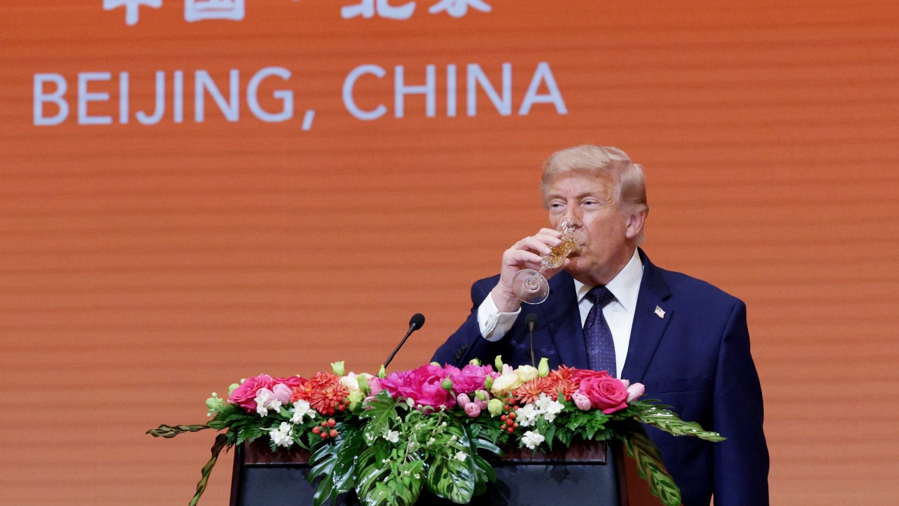 Trump rompe su promesa sobre el alcohol y bebe un sorbo de champán como muestra de respeto a Xi Jinping