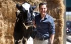 Moreno vuelve a visitar su ganadería talismán: tras la muerte de la vaca ‘Fadi’, ahora confía en ‘Blanca’