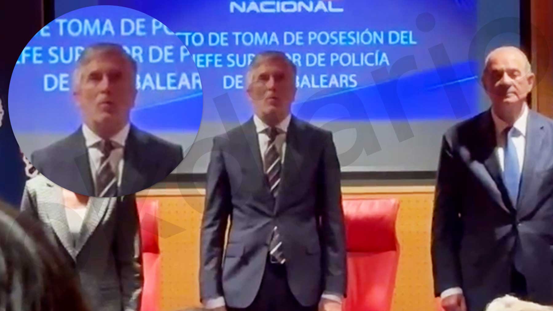 Marlaska finge que canta el himno de la Policía Nacional en Baleares porque no se sabe la letra