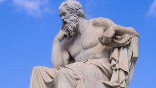 La estatua de Sócrates en la Academia de Atenas. Obra de Leonidas Drosis (d. 1880) Fotografía: Leonidas Drosis C messier, CC BY-SA 4.0, vía Wikimedia Commons