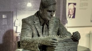 Escultura de Alan Turing en Bletchley Park por David Dixon, CC BY-SA 2.0, vía Wikimedia Commons