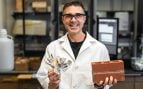 Jonathan Wilker, experto en adhesivos y materiales de la Universidad de Purdue, imita la química que utilizan las ostras para formular recetas de cemento de mejor rendimiento y curado más rápido. (Foto de la Universidad de Purdue/Kelsey Lefever)