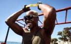 Un deportista con una banda elástica de Decathlon.